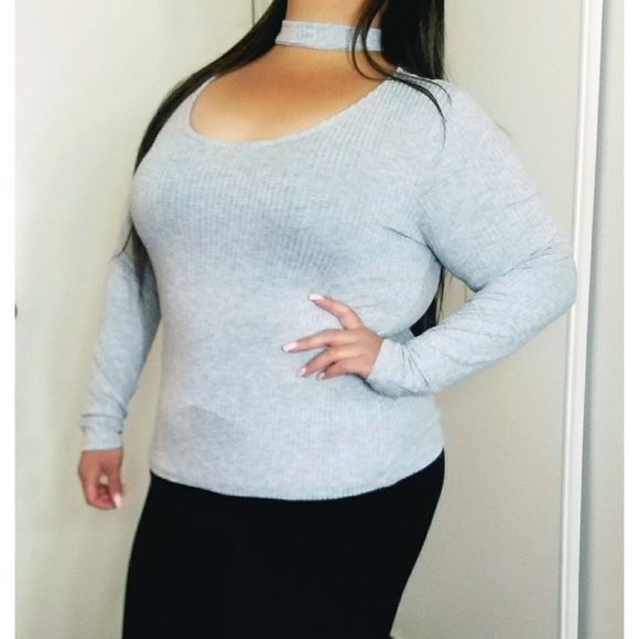 Tops - Gray top with choker